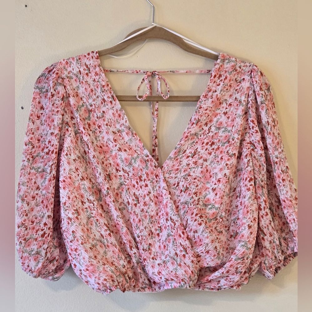 NWT Lush Pink Floral Tie Back Crop Top Blouse Size Med. Flowy 3/4 Sleeves NEW!